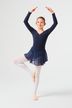 Ein junges Mädchen in einem marineblauen Ballett Trikot und weißen Strumpfhosen posiert in einer Ballettposition. 3