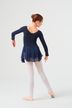 Eine junge Balletttänzerin in einem marineblauen Ballett Trikot und Rock posiert anmutig mit ausgestreckten Armen und dem Rücken zur Kamera. 4