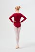 Eine Balletttänzerin in einem roten Ballett Trikot und weißen Strumpfhosen steht in einer Pose mit dem Rücken zur Kamera. 4