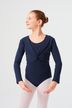 Ein junges Mädchen in einem dunkelblauen Langarm-Trikot und weißen Strumpfhosen steht in einer Ballettpose. 1
