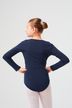 Mädchen in einem marineblauen Langarm-Trikot und weißen Strumpfhosen 2