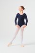 Junge Balletttänzerin in einem marineblauen Ballett Trikot 3