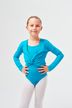 Ein junges Mädchen in einem blauen Ballett Trikot und weißen Strumpfhosen steht mit den Händen in den Hüften. 1