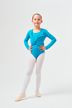 Ein junges Mädchen in einem blauen Ballett Trikot 3