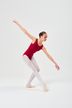 Balletttänzerin in einem roten Ballett Trikot und weißen Strumpfhosen posiert mit ausgestreckten Armen. 4