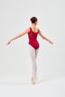 Eine Balletttänzerin in einem roten Ballett Trikot und weißen Strumpfhosen steht auf Spitze mit ausgestreckten Armen und dem Gesicht nach außen. 5