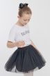 Junges Mädchen in weißem Ballerina-T-Shirt und schwarzem Tutu-Rock 1