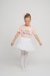 Ein junges Mädchen in einem rosafarbenen Little-Ballerina-Shirt 2