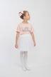 Ein junges Mädchen in einem rosafarbenen Little-Ballerina-Shirt 3