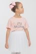 Junges Mädchen in einem rosafarbenen Little-Ballerina-Shirt 1