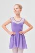 Ein Mädchen in einem lavendelfarbenen Ballettkleid steht mit den Händen in den Hüften und blickt leicht zur Seite. 1
