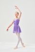 Ein junges Mädchen in einem lila Ballett-Outfit posiert in einer Balletthaltung. 3