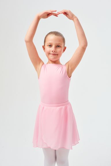 Junges Mädchen in einem rosa Ballett Trikot und Rock posiert mit erhobenen Armen in einer Ballettposition.