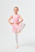 Ein junges Mädchen in einem rosa Ballett Trikot und weißen Strumpfhosen posiert in einer Ballettposition. 3