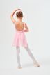 Ein junges Mädchen in einem rosa Ballett Trikot und Strumpfhosen posiert in einer Ballettposition. 4