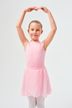 Junges Mädchen in einem rosa Ballett Trikot und Rock posiert mit erhobenen Armen in einer Ballettposition. 1