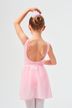 Ein junges Mädchen in einem rosa Ballett-Outfit steht mit erhobenem Arm da 2