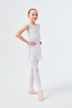 Ein junges Mädchen in einem weißen Ballett-Outfit und Spitzenschuhen steht in einer Ballettpose. 3