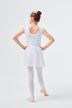 Ein junges Mädchen in einem weißen Ballett-Outfit steht mit den Händen in den Hüften und blickt abgewandt auf einem schlichten weißen Hintergrund. 4