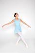 Balletttänzerin in einem hellblauen Ballett Trikot und weißen Strumpfhosen posiert mit ausgestreckten Armen. 3