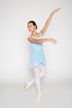 Eine Balletttänzerin in einem hellblauen Ballett Trikot und Rock posiert mit erhobenen Armen und einem gestreckten Fuß. 6