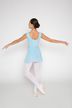 Eine Ballerina in einem hellblauen Ballett Trikot und Rock posiert in Ballettposition. 7