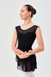 Eine junge Balletttänzerin in einem schwarzen Ballett Trikot und Rock steht in einer Ballettpose. 1
