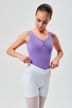 Eine junge Frau in einem lila Ballett Trikot rückt ihre weißen Tanzshorts zurecht und blickt nach unten. 4