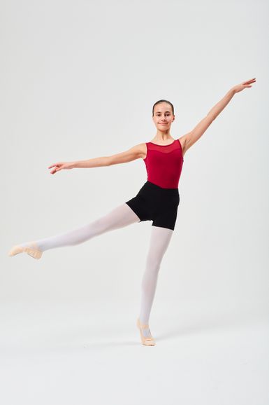 Balletttänzerin in einem roten Ballett Trikot