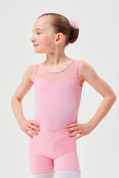 Junges Mädchen in einem rosa Ballett Trikot und Shorts