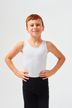 Ein kleiner Junge in einem weißen Tanktop und einer schwarzen Hose steht mit den Händen in den Hüften da und lächelt in die Kamera.