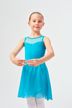 Ein junges Mädchen in einem türkisfarbenen Ballettkleid posiert mit nach vorne gebeugten Armen. 1