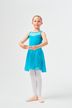 Junge Balletttänzerin in einem blauen Kleid posiert mit nach vorne gebeugten Armen und steht auf einem weißen Hintergrund. 8