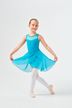 Ein junges Mädchen in einem blauen Ballettkleid posiert anmutig 9