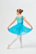 Eine junge Balletttänzerin in einem blauen Kleid und weißen Strumpfhosen posiert. 10