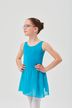 Ein junges Mädchen in blauem Ballett Trikot steht mit den Händen in den Hüften und blickt zur Seite. 2