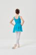 Eine junge Balletttänzerin in einem blauen Ballett Trikot und Rock steht in Ballettposition und blickt von der Kamera weg. 7