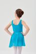 Ein junges Mädchen in einem blauen Ballett-Outfit steht mit dem Rücken zur Kamera 4