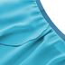 Nahaufnahme eines hellblauen Stoffes mit sichtbaren Nähten und einem geschwungenen Nahtdetail. 6