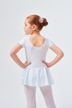 Ein junges Mädchen in einem weißen Ballett-Outfit steht mit den Händen in den Hüften und blickt von der Kamera weg. 2