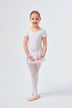 Ein junges Mädchen in einem weißen Ballett-Outfit steht in der ersten Ballettposition. 3