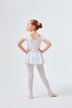 Ein junges Mädchen in einem weißen Ballett-Outfit steht mit den Händen in den Hüften und blickt abgewandt auf einem schlichten weißen Hintergrund. 4