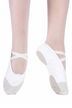 Nahaufnahme von Füßen in weißen Ballettschuhen und Strumpfhosen 2