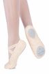 Nahaufnahme der Füße einer Tänzerin in hellrosa Ballettschuhen und Strumpfhosen