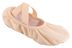 Ein einzelner hellrosa Ballettschuh mit elastischen Riemen