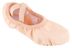 Ein einzelner hellrosa Ballettschuh mit elastischen Riemen auf weißem Hintergrund.