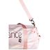 Nahaufnahme einer rosa schillernden Reisetasche mit einem rosa Riemen und einem am Reißverschluss befestigten Schlüsselanhänger in Form eines Ballettschuhs. 5