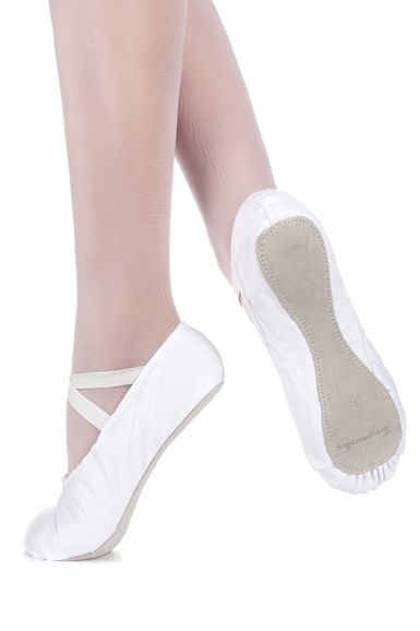 Nahaufnahme einer Person in weißen Ballettschuhen und Strumpfhosen