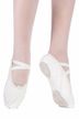 Nahaufnahme der Füße einer Balletttänzerin in weißen Ballettschuhen und rosa Strumpfhosen 2