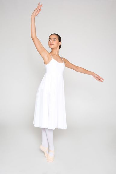 Eine Ballerina in einem weißen Kleid posiert auf Spitze mit einem erhobenen Arm.
